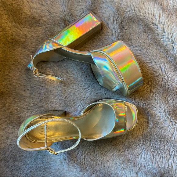 Holographic 9.5 platform sandal heels, Marc Fisher. - Picture 2 of 6